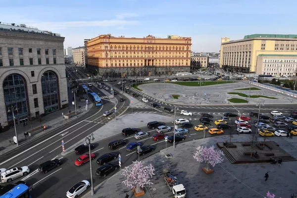 50 lá cờ đồng loạt được kéo lên trên tàu Nga: Thủ đô Moscow ngập tràn hoa và ánh sáng, chuyển mình rực rỡ - Ảnh 4.