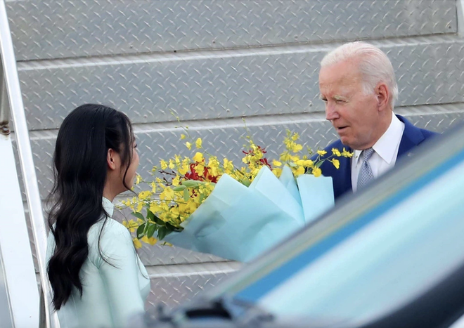Nữ sinh kể lại giây phút đặc biệt khi tặng hoa Tổng thống Mỹ Joe Biden - Ảnh 1.