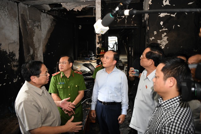 Thủ tướng thị sát hiện trường vụ cháy đặc biệt nghiêm trọng tại Hà Nội - Ảnh 2.