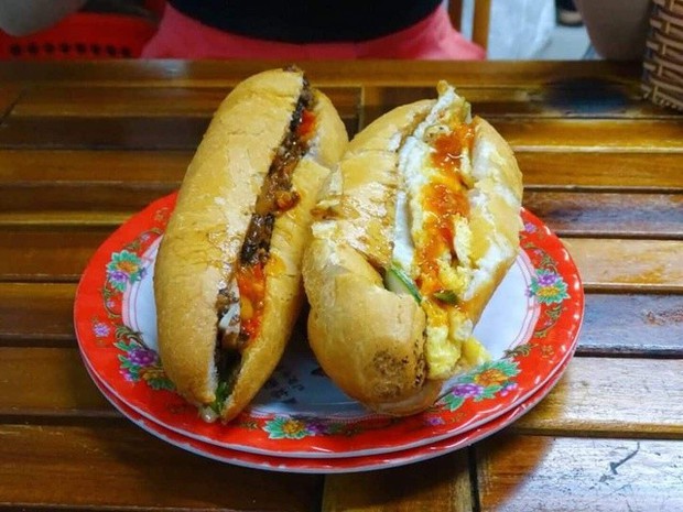  Hội An: Bánh mì Phượng tạm đóng cửa, dân tình đổ sang tiệm bánh mì Madam Khanh đông tấp nập  - Ảnh 4.