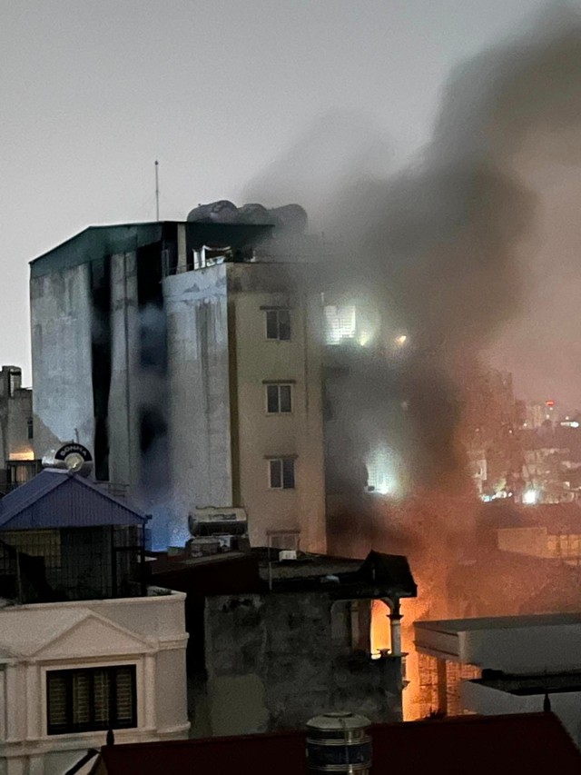 Cập nhật vụ cháy chung cư mini ở Hà Nội: Chủ tịch TP chỉ đạo khẩn trương điều tra nguyên nhân, làm rõ trách nhiệm - Ảnh 1.