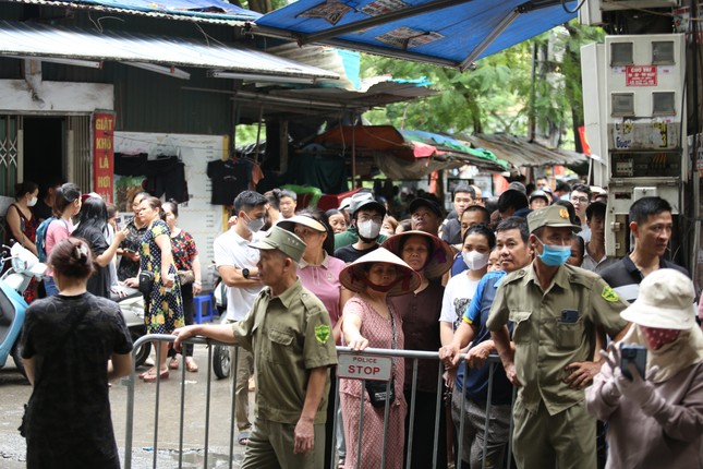 Cháy chung cư mini ở Hà Nội: Người thân lòng như lửa đốt ngóng chờ thông tin nạn nhân - Ảnh 2.