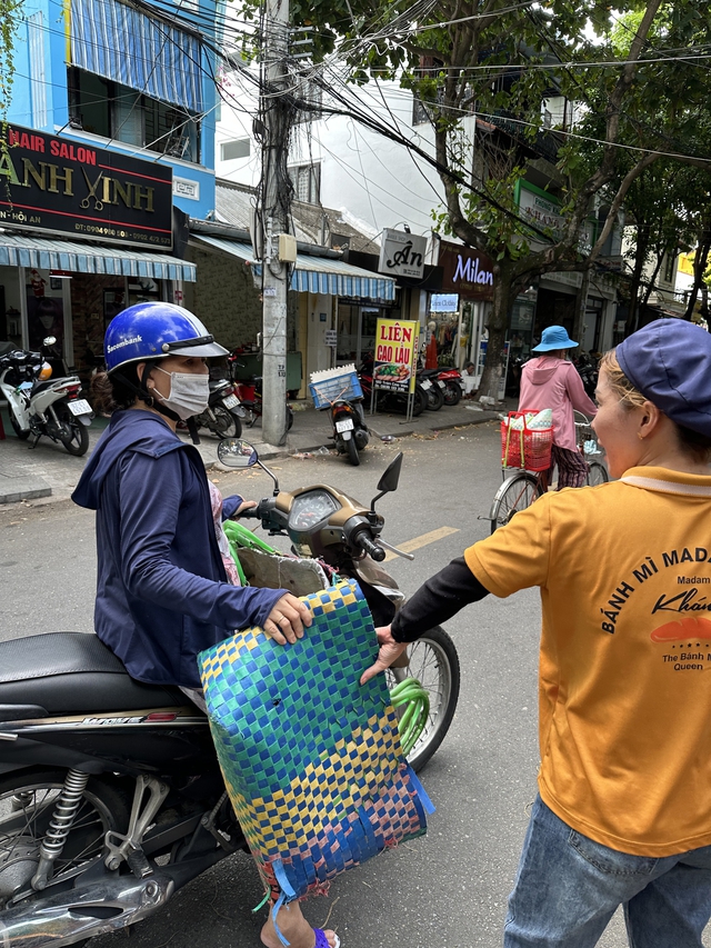  Hội An: Bánh mì Phượng tạm đóng cửa, dân tình đổ sang tiệm bánh mì Madam Khanh đông tấp nập  - Ảnh 3.