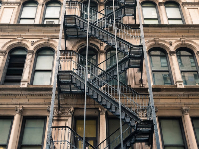 Câu chuyện phía sau những chiếc cầu thang thoát hiểm - biểu tượng nổi tiếng của New York - Ảnh 3.