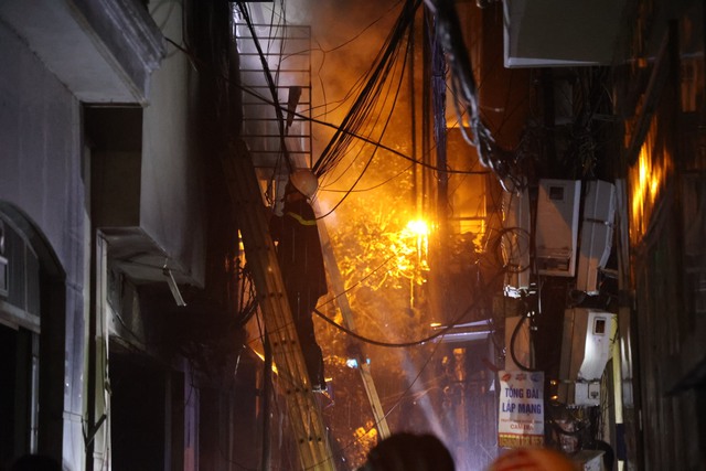 Cập nhật vụ cháy chung cư mini ở Hà Nội: Chủ tịch TP chỉ đạo khẩn trương điều tra nguyên nhân, làm rõ trách nhiệm - Ảnh 16.