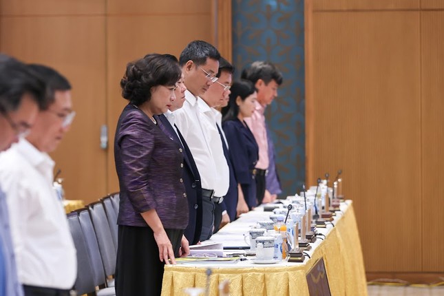 Thủ tướng và các đại biểu dành phút mặc niệm tưởng nhớ các nạn nhân trong vụ cháy ở Hà Nội - Ảnh 2.