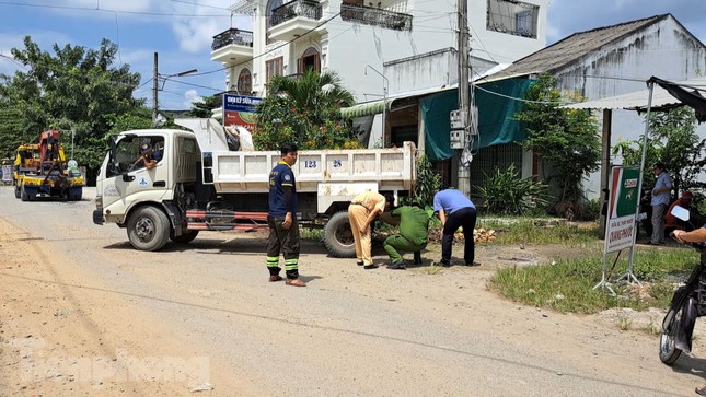 Người khuyết tật bán vé số bị xe ben lùi cán tử vong - Ảnh 1.