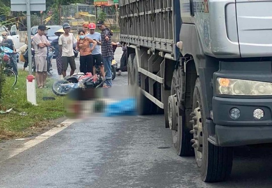 Va chạm xe tải, 2 người phụ nữ đi xe máy bị cán thương vong - Ảnh 1.