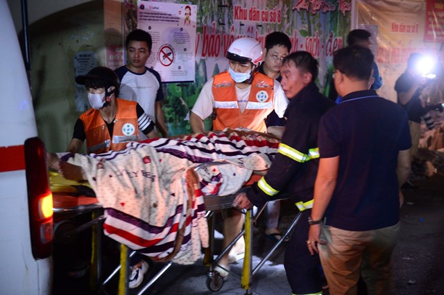 Hà Nội: Hỗ trợ người bị nạn trong vụ cháy chung cư mini - Ảnh 1.