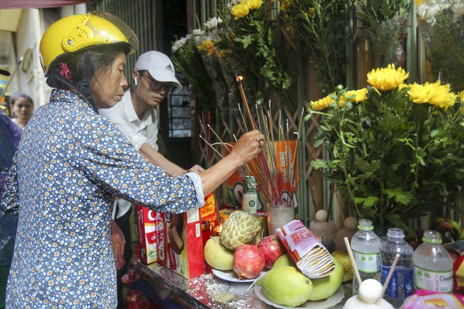 Người dân Hà Nội đội mưa đến nơi xảy ra vụ cháy chung cư mini, đặt hoa tưởng niệm các nạn nhân xấu số - Ảnh 8.