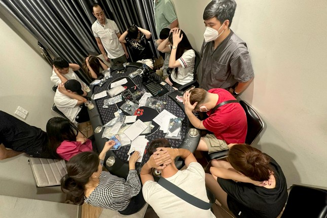 Phá sòng bài Poker tại chung cư cao cấp tại TPHCM - Ảnh 2. Phá sòng bài Poker tại chung cư cao cấp tại TPHCM - Ảnh 2.