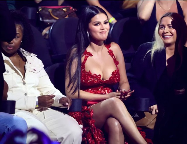 Phản ứng của Selena Gomez tại VMAs 2023 gây tranh cãi - Ảnh 1.