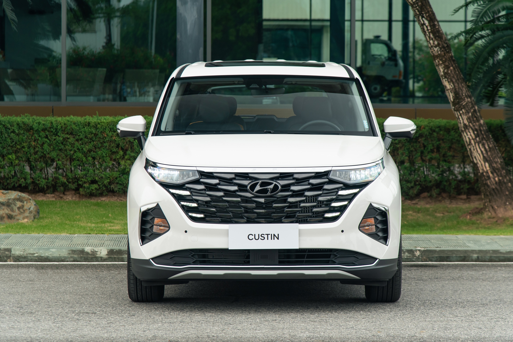 Hyundai Custin ra mắt Việt Nam: Giá từ 850 triệu rẻ nhất phân khúc, phả hơi nóng lên Carnival, lấn sân cả Innova mới - Ảnh 4.