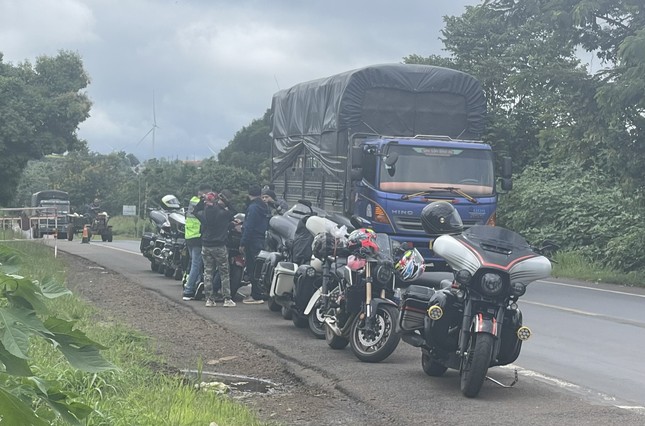 Cảnh sát giao thông Đắk Nông xử phạt đoàn xe mô tô khủng chạy ẩu - Ảnh 2.