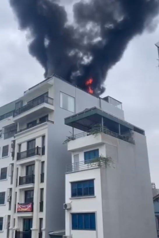 Cột khói đen hàng chục mét từ đám cháy nhà 7 tầng ở Thanh Xuân, Hà Nội - Ảnh 4.