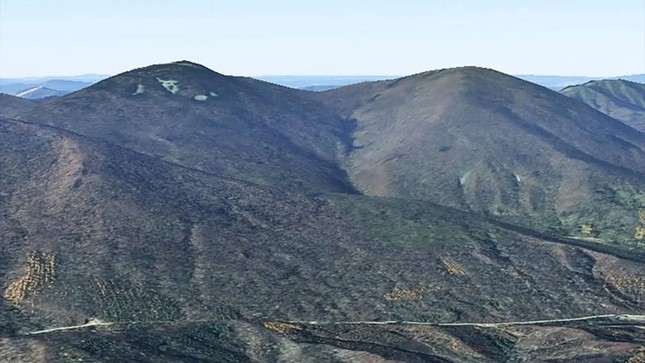 Giới khoa học choáng váng với miệng núi lửa lần đầu tiên được phát hiện trên đỉnh núi - Ảnh 1.