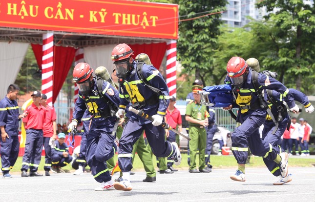 600 cán bộ, chiến sĩ phòng cháy chữa cháy thi tài cứu nạn, cứu hộ - Ảnh 4.