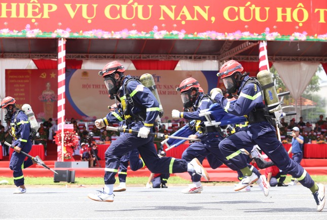600 cán bộ, chiến sĩ phòng cháy chữa cháy thi tài cứu nạn, cứu hộ - Ảnh 3.