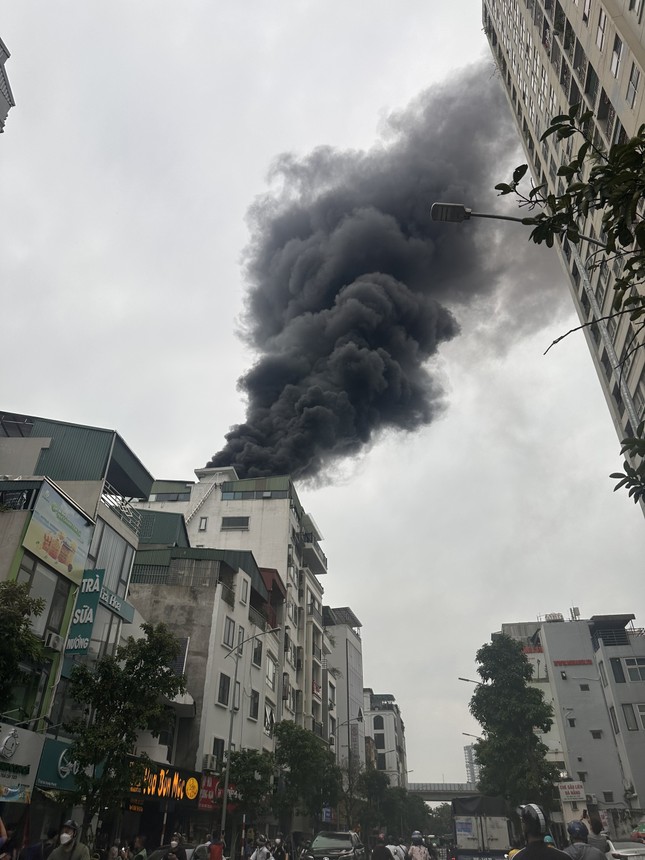 Cột khói đen hàng chục mét từ đám cháy nhà 7 tầng ở Thanh Xuân, Hà Nội - Ảnh 3.