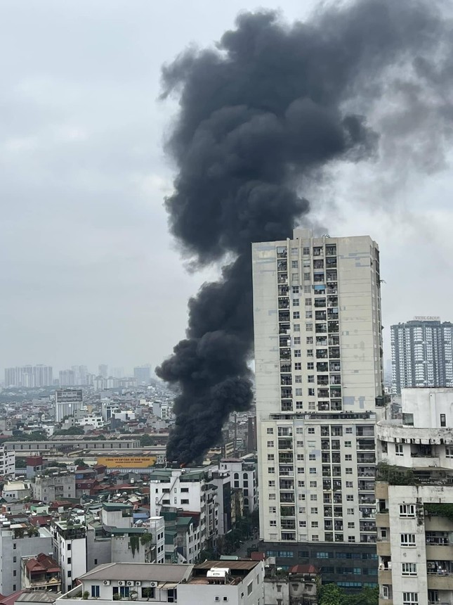 Cột khói đen hàng chục mét từ đám cháy nhà 7 tầng ở Thanh Xuân, Hà Nội - Ảnh 2.
