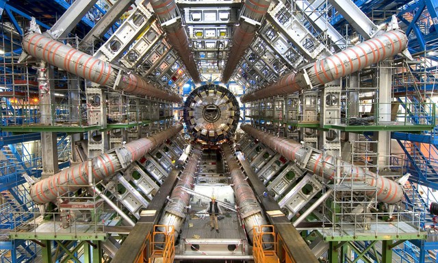 Máy gia tốc hạt lớn của châu Âu có thể tạo ra lỗ đen không? - Ảnh 2.