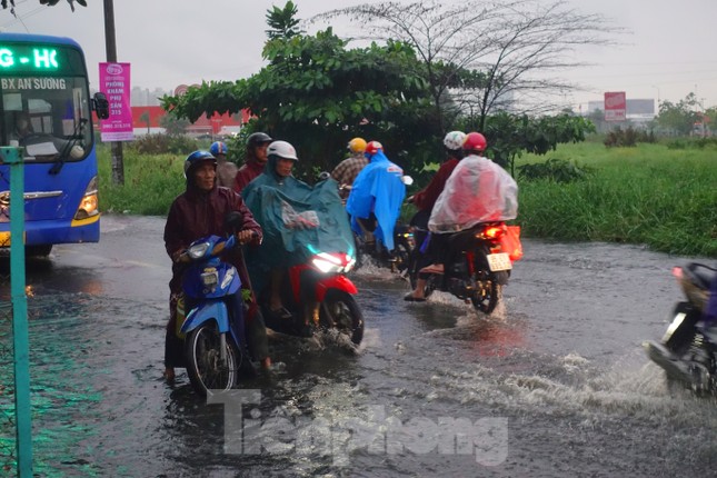 Mưa lớn kéo dài, nhiều tuyến đường TPHCM ngập nặng - Ảnh 5.