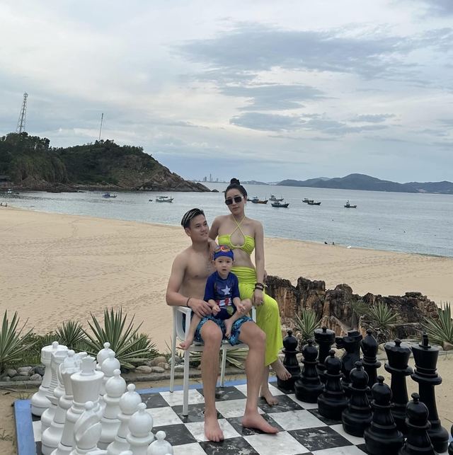 Vợ Hồ Tấn Tài diện bikini nóng bỏng khi cùng chồng con đi biển - Ảnh 2.