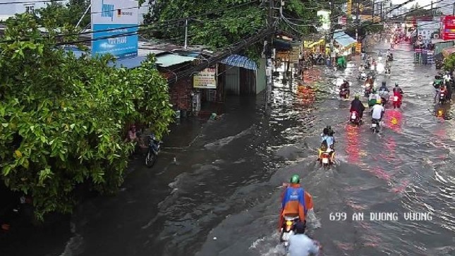 Mưa lớn kéo dài, nhiều tuyến đường TPHCM ngập nặng - Ảnh 4.