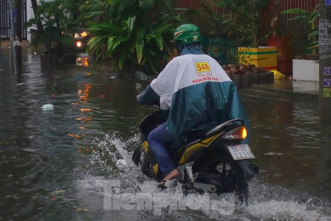 Mưa lớn kéo dài, nhiều tuyến đường TPHCM ngập nặng - Ảnh 2.