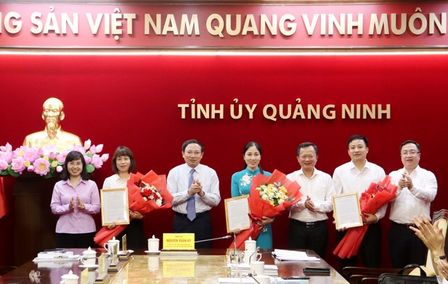 Quảng Ninh bổ nhiệm ba phó giám đốc sở qua thi tuyển - Ảnh 1.