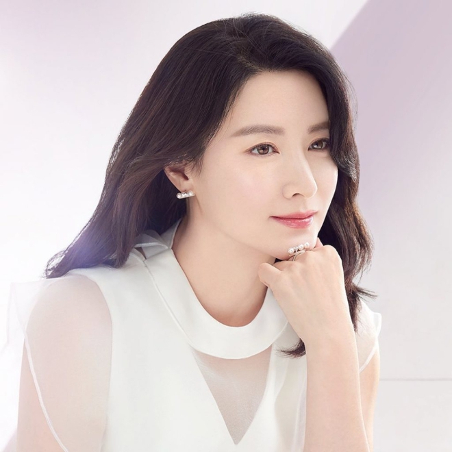 Lee Young Ae trước khi bị vướng scandal lớn nhất sự nghiệp: Quốc bảo nhan sắc cùng cuộc hôn nhân kín tiếng bên ông xã hơn 20 tuổi - Ảnh 2.