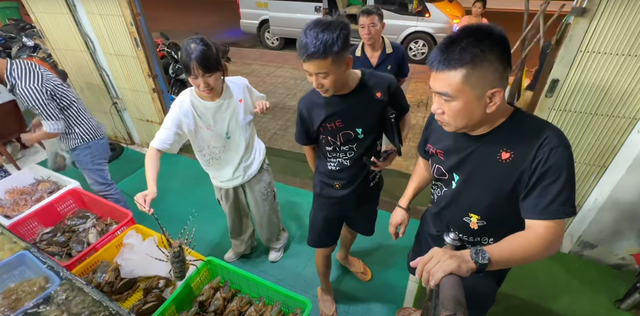 Thanh niên Angola ngỡ ngàng khi biết giá tôm hùm ở Việt Nam - Ảnh 2.