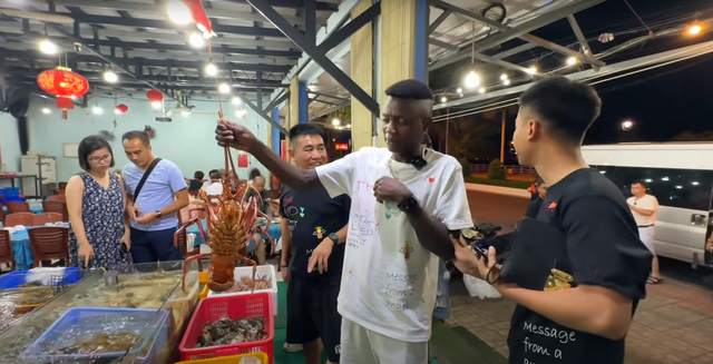 Thanh niên Angola ngỡ ngàng khi biết giá tôm hùm ở Việt Nam - Ảnh 1.