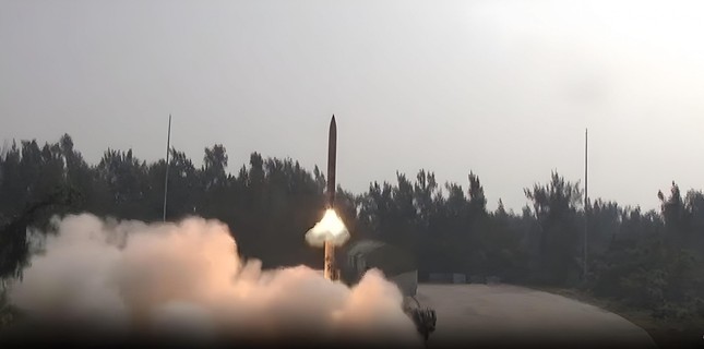 Ấn Độ đặt mua tên lửa đạn đạo Pralay - Ảnh 1.