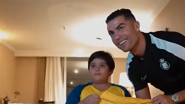 CĐV Iran phát cuồng vì Ronaldo trước trận đấu ở Cúp C1 châu Á - Ảnh 10.