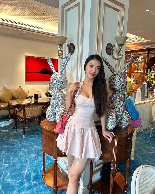 Á hậu Vbiz gây choáng vì cuộc sống chanh xả: Khoe dáng bên xe sang G63 hơn chục tỷ, mua sắm đồ hiệu đắt đỏ - Ảnh 7.