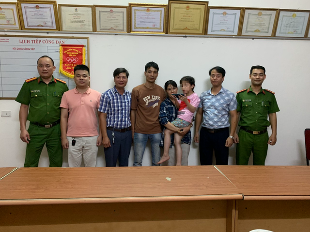 Bé gái đạp xe đi lạc gần 50km từ Thanh Hóa đến Ninh Bình được công an và người dân giúp tìm bố mẹ - Ảnh 1.
