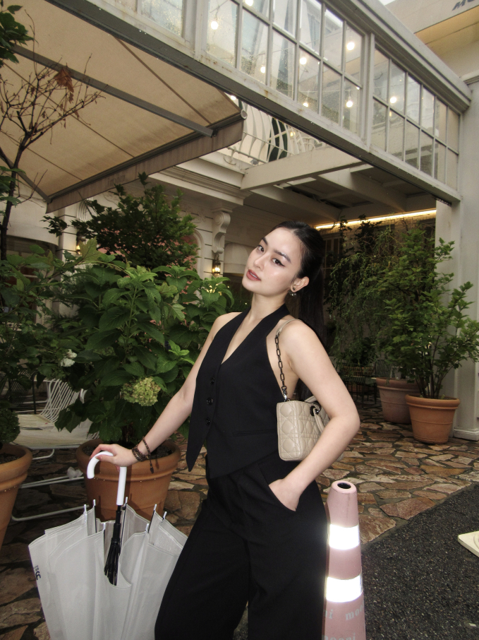 Phong cách đời thường cuốn hút của Chi Hoàng - mẫu ảnh được báo Thái ca ngợi - Ảnh 3.
