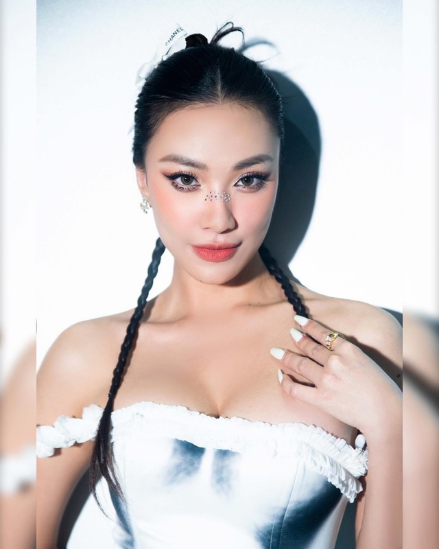 &Aacute; hậu Vbiz g&acirc;y cho&aacute;ng v&igrave; cuộc sống chanh xả: Khoe d&aacute;ng b&ecirc;n xe sang G63 hơn chục tỷ, mua sắm đồ hiệu đắt đỏ - Ảnh 4.