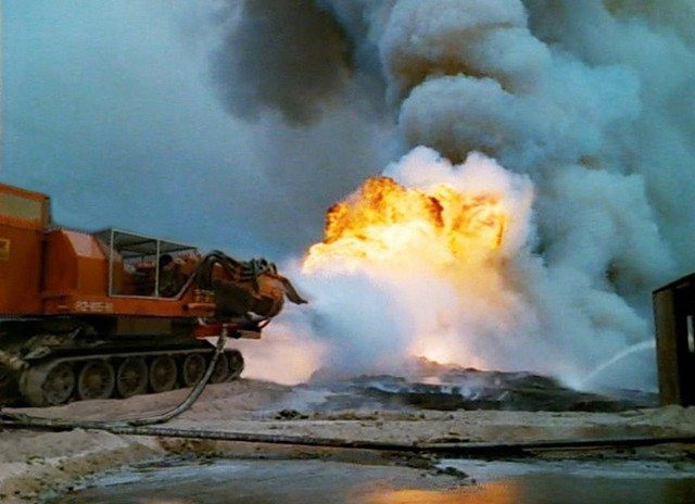 ‘Chiến thần’ xe cứu hỏa mạnh nhất thế giới: Con lai của xe tăng và máy bay phản lực, nước phun khỏi vòi nhanh hơn tốc độ âm thanh, ngọn lửa cao hơn 91 mét vẫn dập tắt dễ dàng - Ảnh 5.