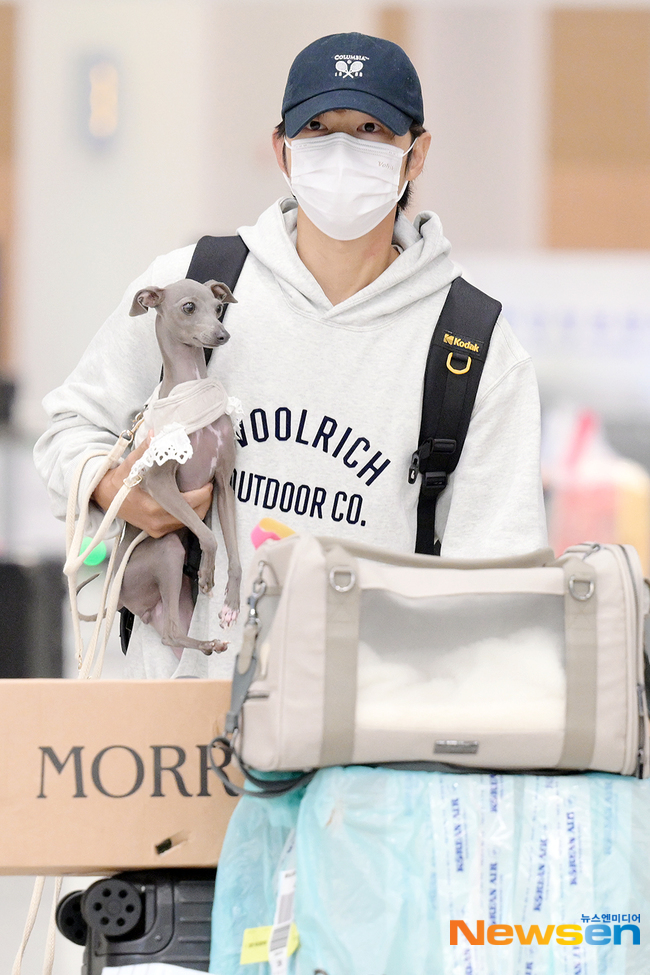 Song Joong Ki một mình trở về Hàn Quốc sau 7 tháng ở Ý chăm vợ và con trai mới chào đời - Ảnh 4.