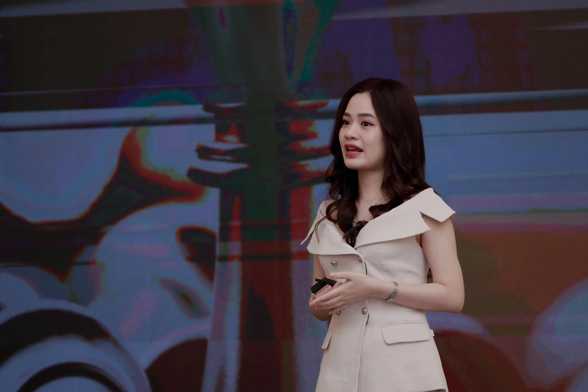 Shark Tank Việt Nam mùa 6 lộ diện nữ cá mập hoàn toàn mới: Xuất hiện trong danh sách Forbes 30 Under 30 châu Á, làm Giám đốc Quỹ đầu tư khi mới 24 tuổi - Ảnh 1. Shark Tank Việt Nam mùa 6 lộ diện nữ cá mập hoàn toàn mới: Xuất hiện trong danh sách Forbes 30 Under 30 châu Á, làm Giám đốc Quỹ đầu tư khi mới 24 tuổi - Ảnh 1.