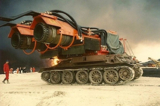 ‘Chiến thần’ xe cứu hỏa mạnh nhất thế giới: Con lai của xe tăng và máy bay phản lực, nước phun khỏi vòi nhanh hơn tốc độ âm thanh, ngọn lửa cao hơn 91 mét vẫn dập tắt dễ dàng - Ảnh 2.