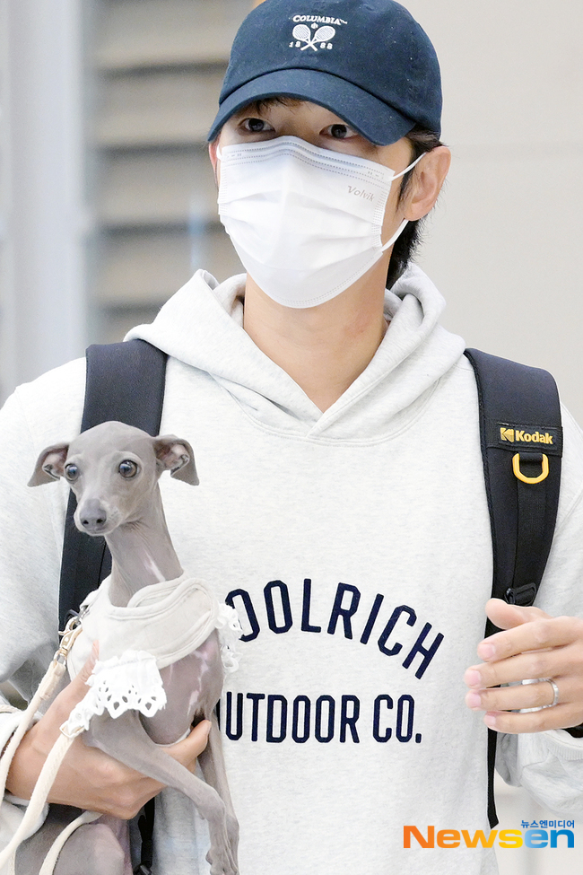 Song Joong Ki một mình trở về Hàn Quốc sau 7 tháng ở Ý chăm vợ và con trai mới chào đời - Ảnh 1.