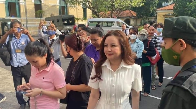 Nhan sắc khác lạ của Vy Oanh gây tranh cãi khi xuất hiện tại tòa