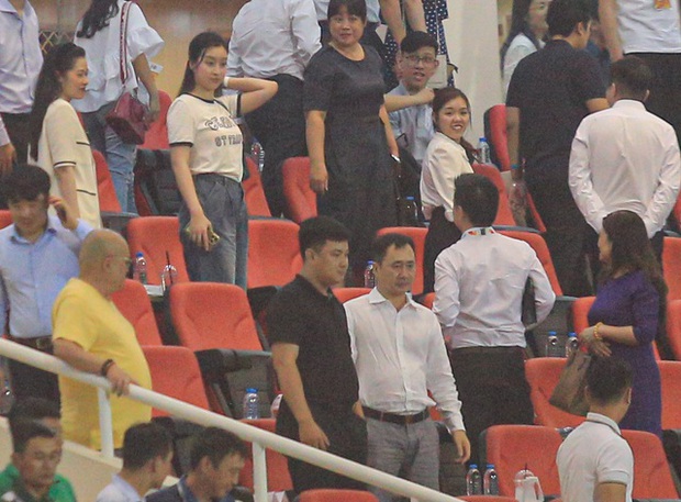 Hoa hậu Đỗ Mỹ Linh ăn mừng cực sung khi đội bóng của chồng có bàn thắng - Ảnh 6.