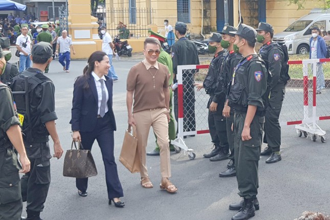 Ca sĩ Đàm Vĩnh Hưng và Vy Oanh đến phiên tòa xét xử bà Nguyễn Phương Hằng - Ảnh 3.