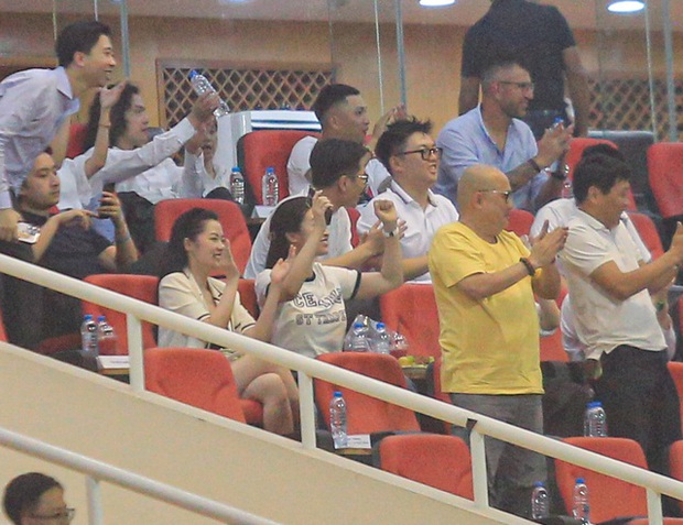 Hoa hậu Đỗ Mỹ Linh ăn mừng cực sung khi đội bóng của chồng có bàn thắng - Ảnh 5.