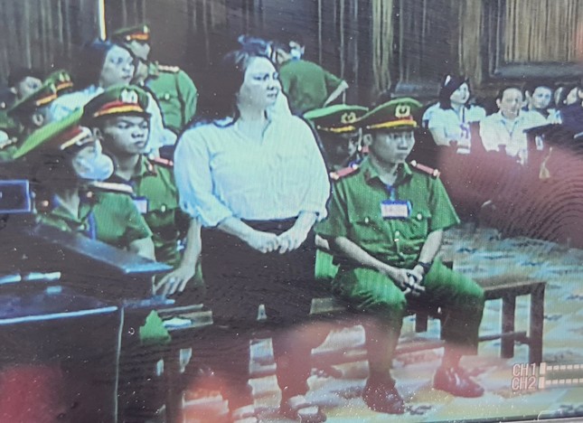 Hình ảnh bị cáo Nguyễn Phương Hằng tại phiên tòa - Ảnh 2.