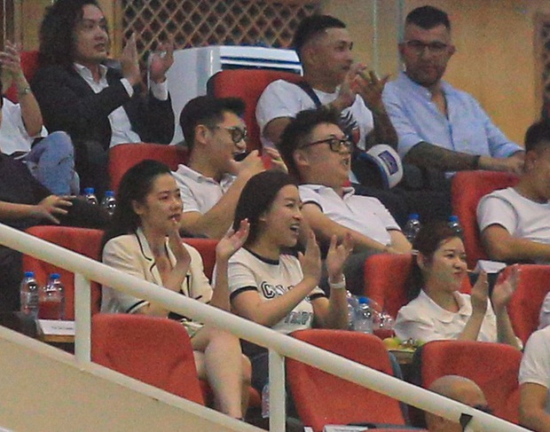 Hoa hậu Đỗ Mỹ Linh ăn mừng cực sung khi đội bóng của chồng có bàn thắng - Ảnh 4.